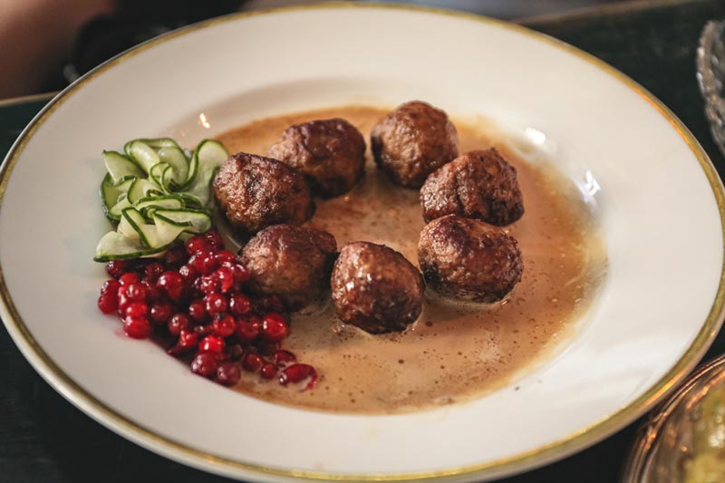 Köttbullar och potatis på en tallrik